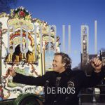 02-02-1995 Koos Alberts next to Barrel Organ in Amsterdam 

[keywords]Barrel Organ, Singer, Smiling, Location, Half Length[/keywords]